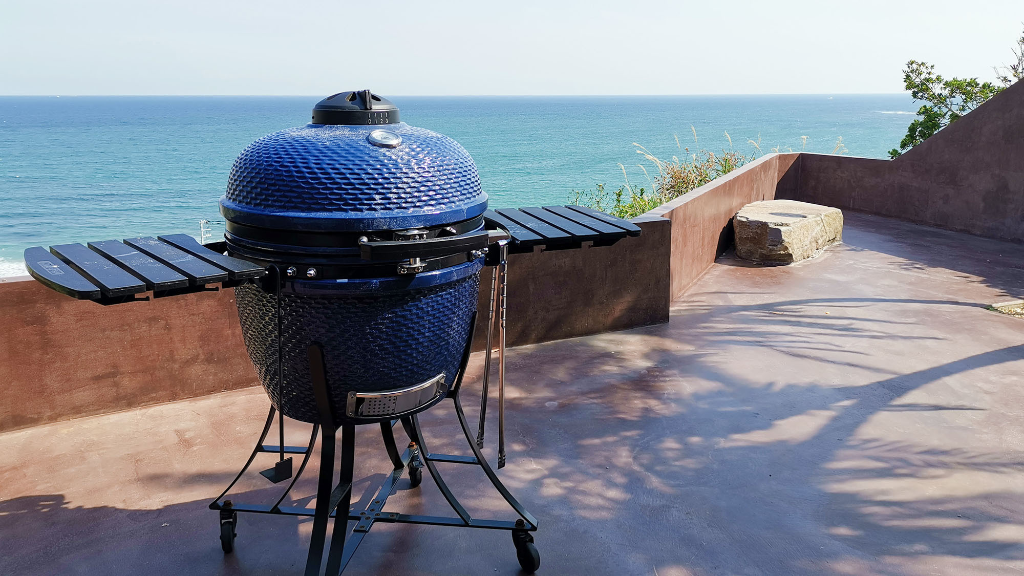 ・【BBQ】BBQパーティーにぴったりな炭用グリル。用具も一式完備で気軽に楽しめます