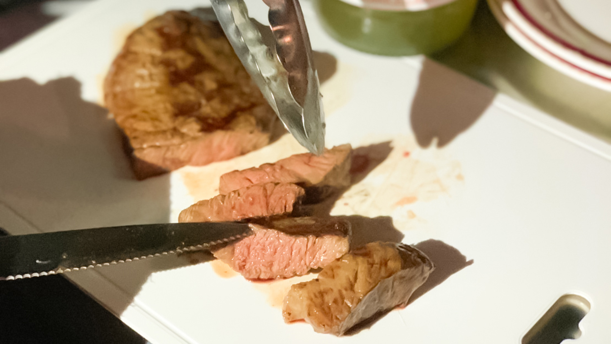 ・【BBQ】焼き立てアツアツのお肉をカット。肉汁があふれてきます