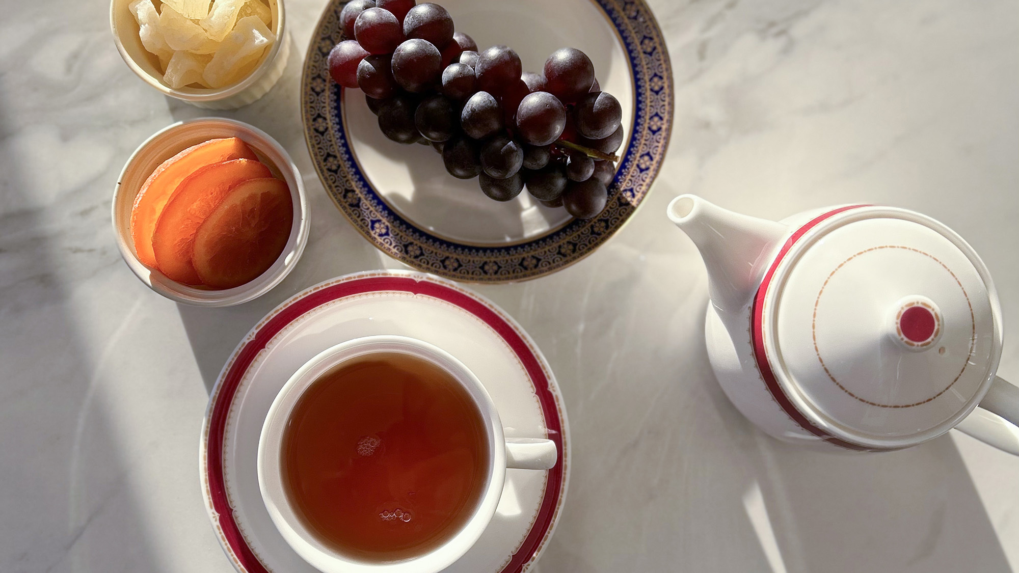 ・【食器】紅茶とフレッシュなフルーツの優雅なティータイムはいかがでしょうか？