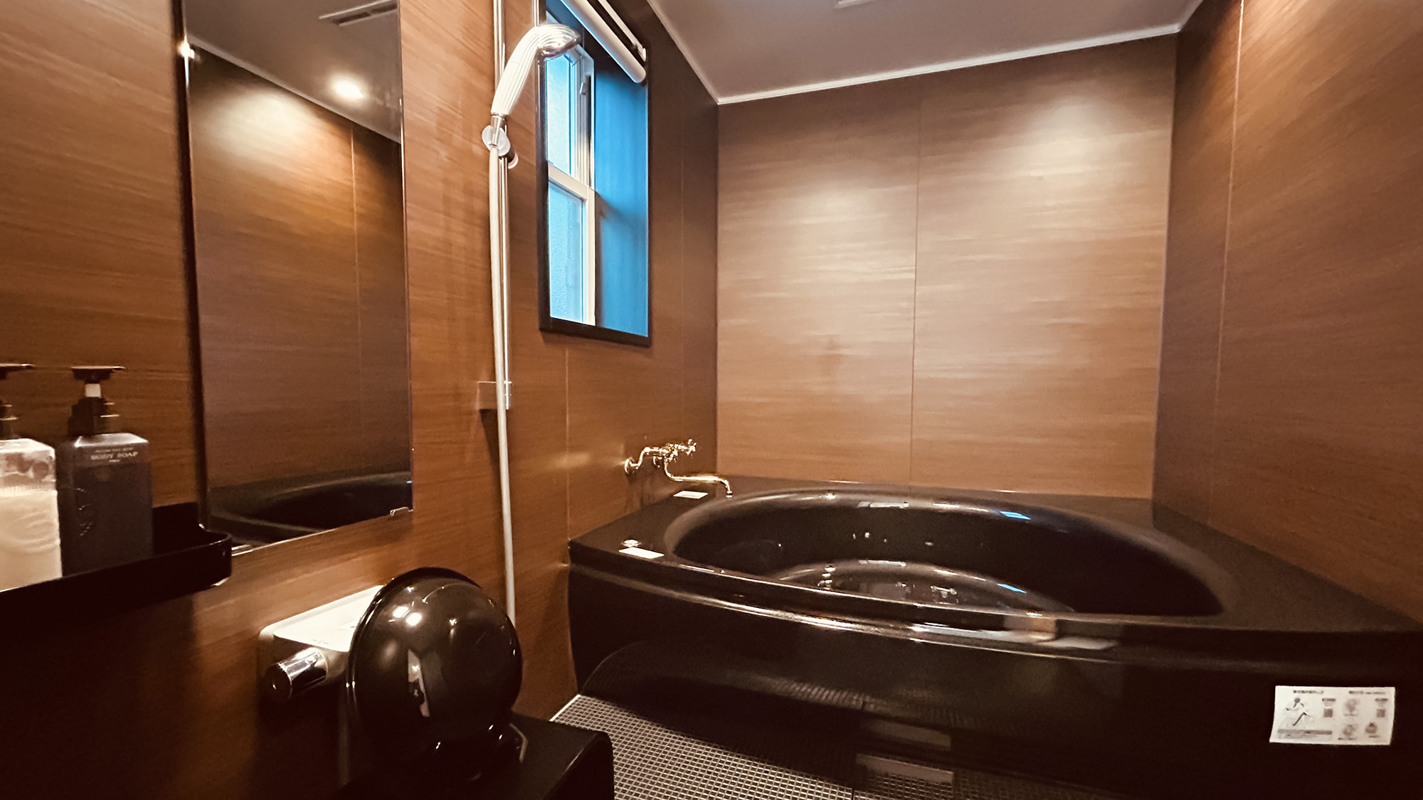 ・【バスルーム】箱根の美肌の湯を贅沢に大きいバスタブで。ゆっくりとご入浴をお楽しみください