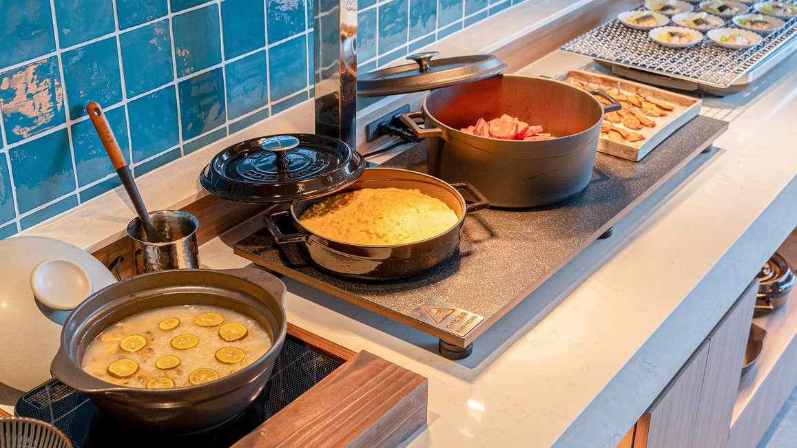 【朝食（カボス粥）】カボスと浅利の「カボス粥」。スクランブルエッグを加えてお召し上がりください。