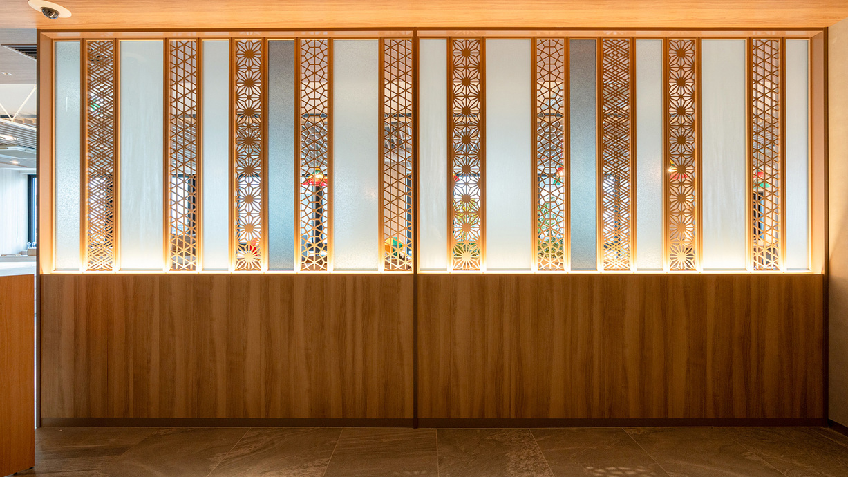 【館内デザイン(2階エレベーターホール)】熊本の伝統工芸「肥後象眼」をモチーフとしたデザインです。