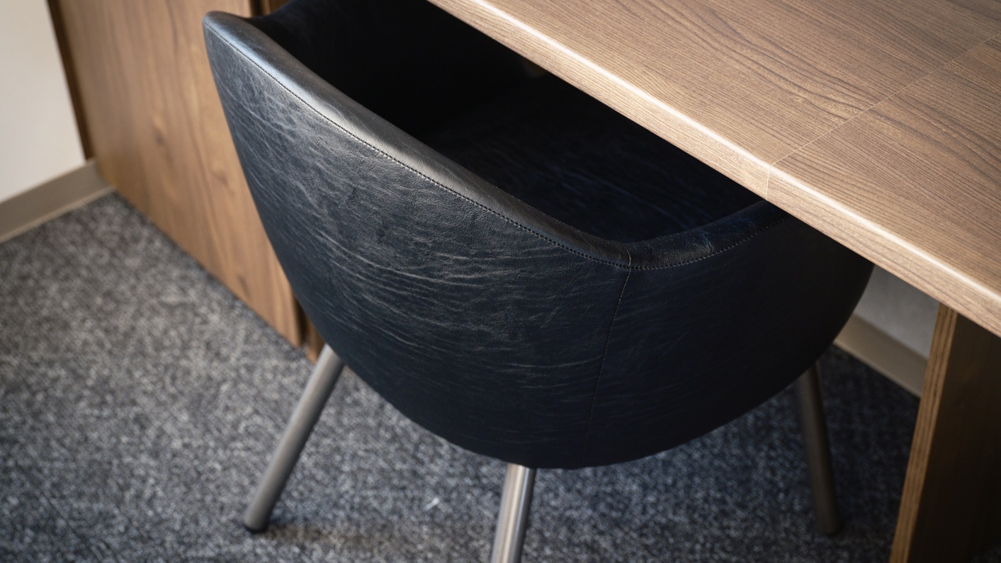 Concept夜-Nox-客室のカウンターデスク&チェア