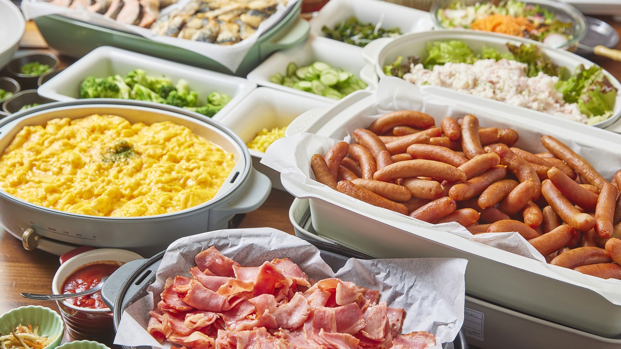 【約50種の朝食ブッフェ】ドリンクバー付き（料理一例。 5:30〜10:00）