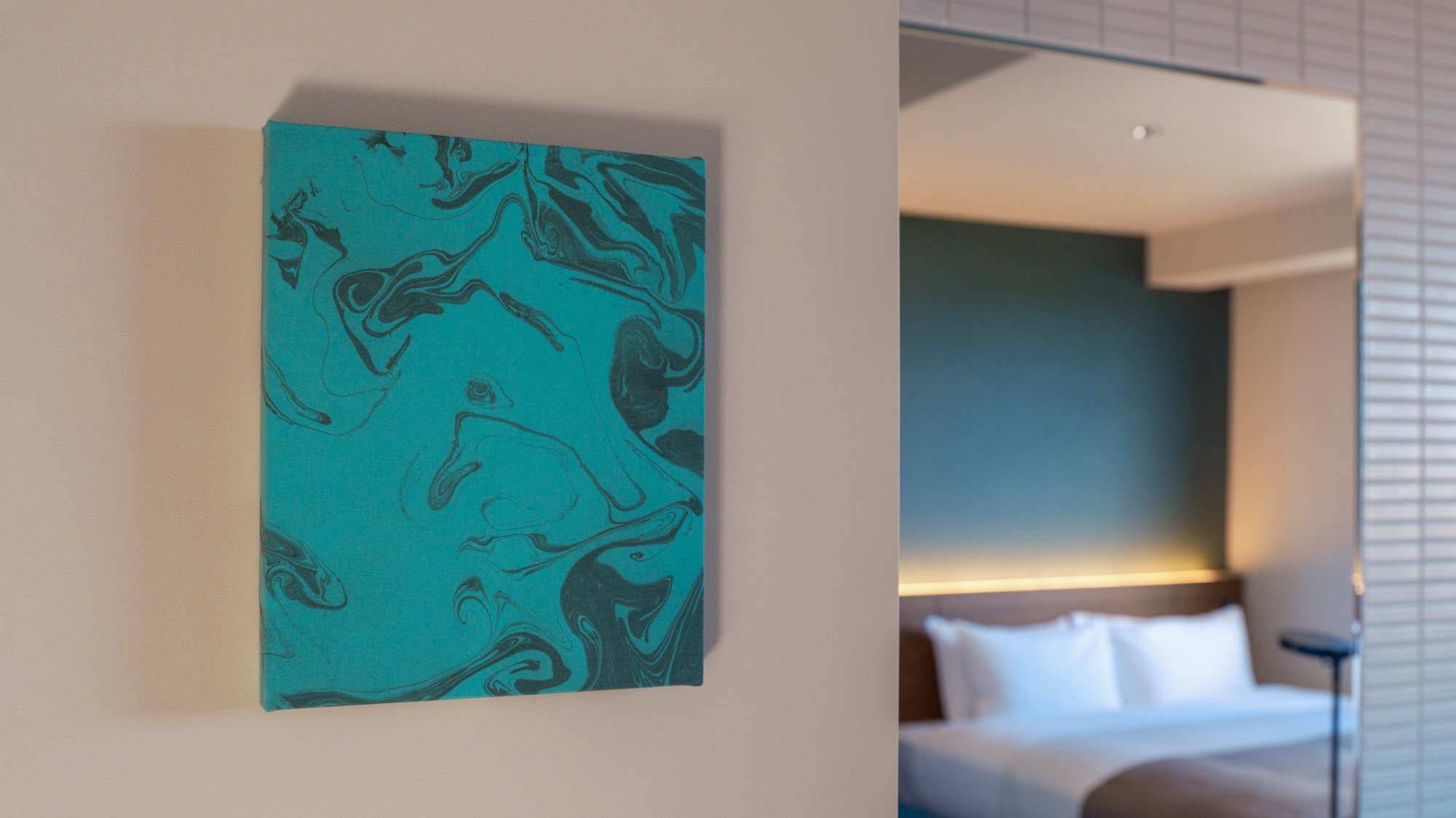 【五感の愉しみ】アート作品Concept昼の客室にございます。