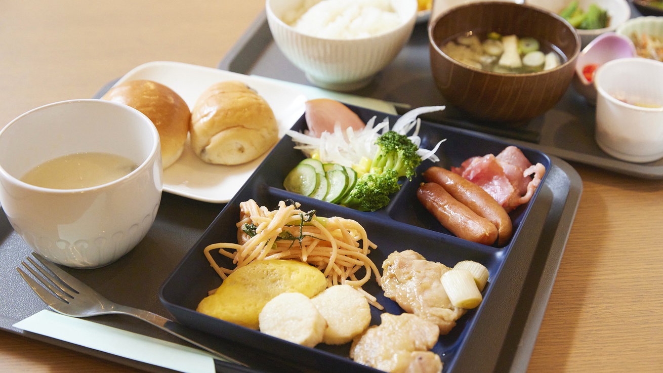 【約50種の朝食ブッフェ】ドリンクバー付き（料理一例。 5:30〜10:00）