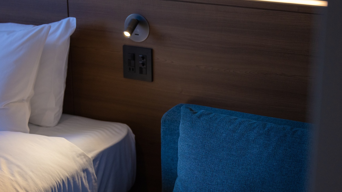 枕元にコンセントがございます。就寝前の充電も快適に。