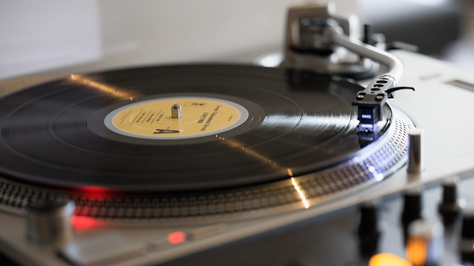 【五感の愉しみ】ターンテーブルフロントに設置。その日の気分でオールジャンルの音楽を流しております