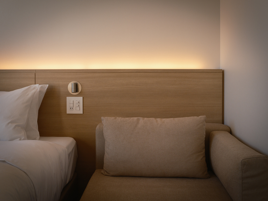 Concept朝客室１用ソファ。あぐらをかけるほどゆったりしてます。カリモク製