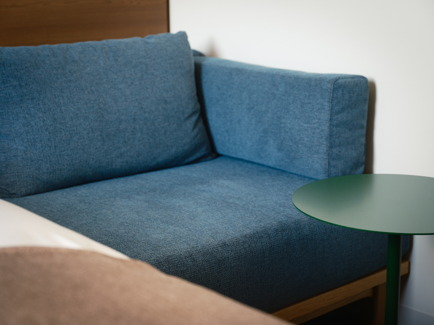 Concept昼客室１用ソファ。あぐらをかけるほどゆったりしてます。カリモク製