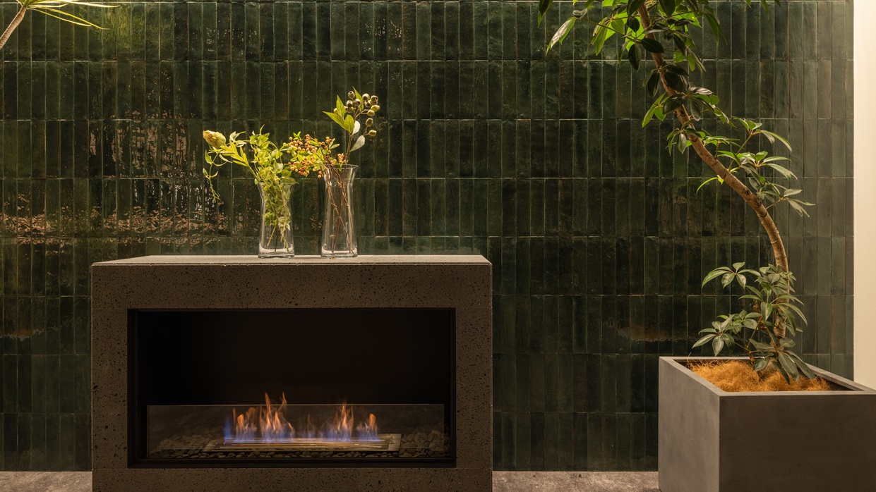 【五感の愉しみ】暖炉ゆらめく炎を眺めながら寛ぎのひとときを（秋冬期間のみ稼働／バイオエタノール）