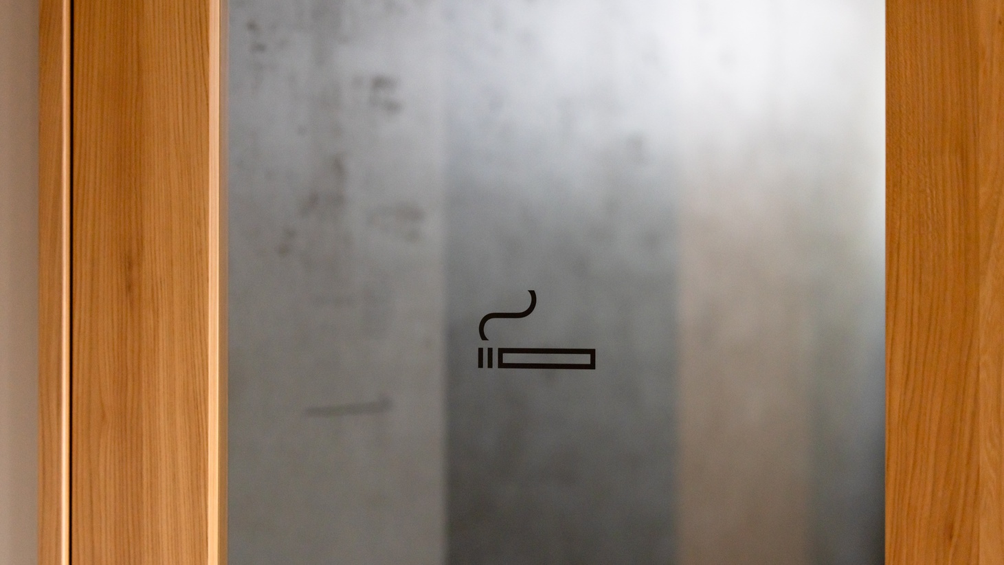 スモーキングルーム1Fロビー階にございます。