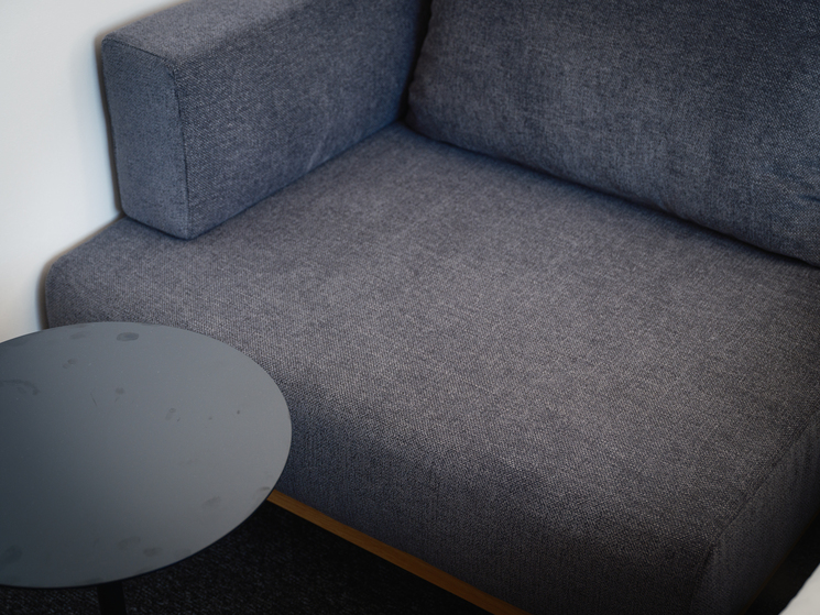 Concept夜客室の１用ソファ。あぐらをかけるほどゆったりしてます。