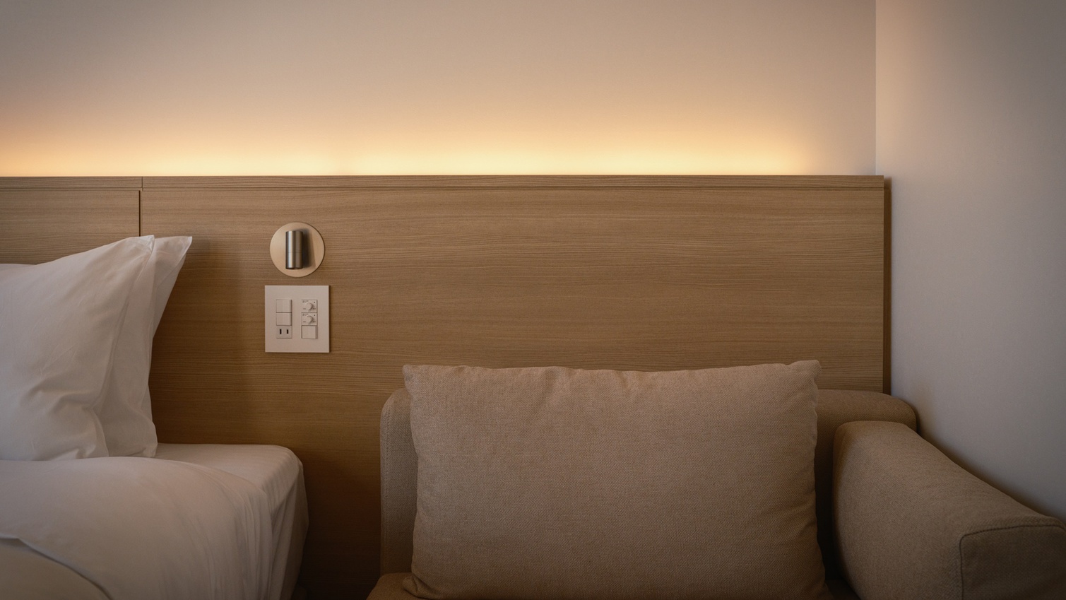 Concept朝-Mane-客室内カリモク製ソファ。あぐらをかけるほどのゆったりサイズ