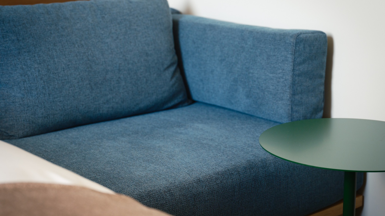 Concept昼-Dies-客室内カリモク製ソファ。あぐらをかけるほどゆったりしてます