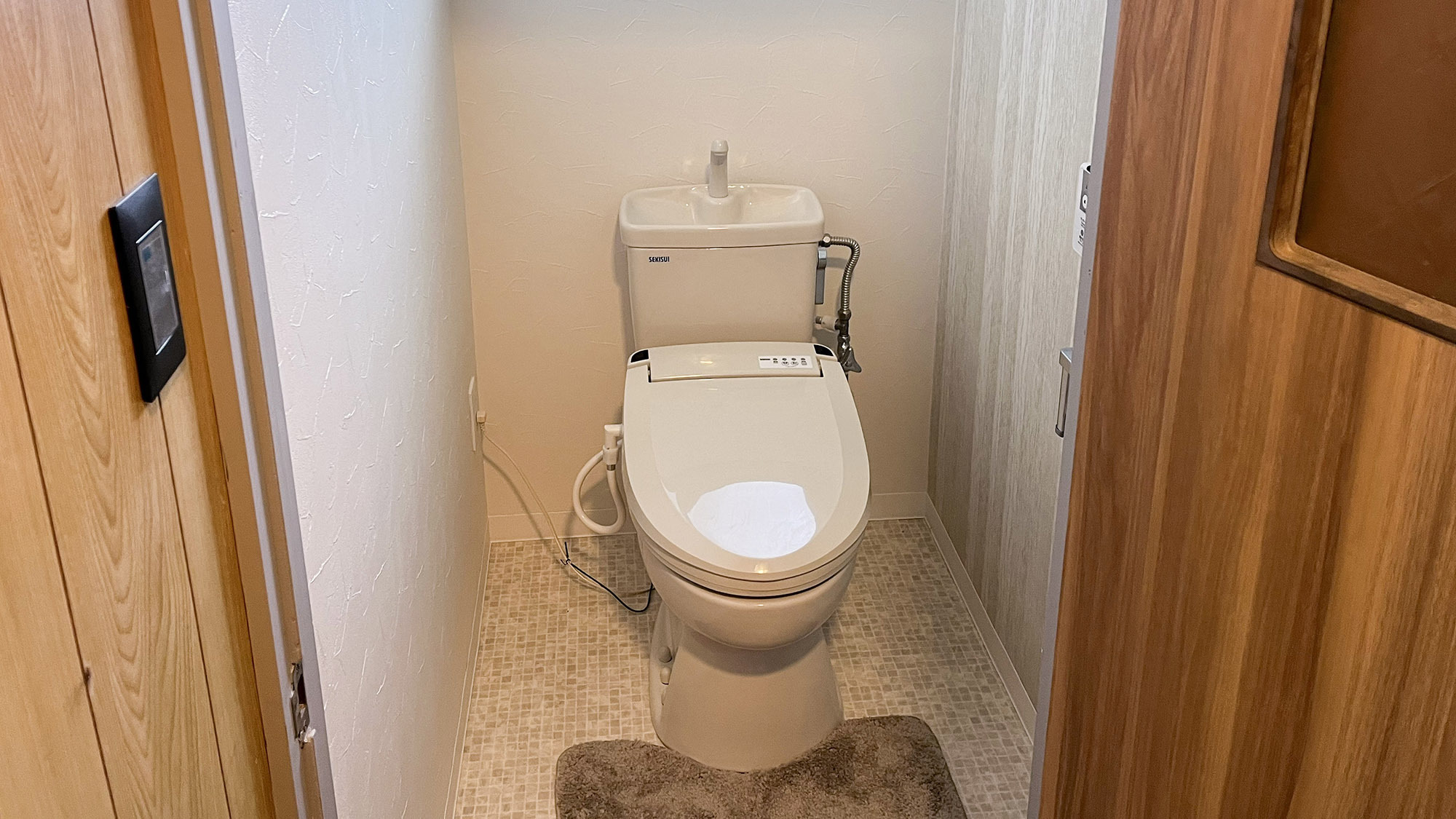 ・【トイレ】温水洗浄機能付の個室トイレです