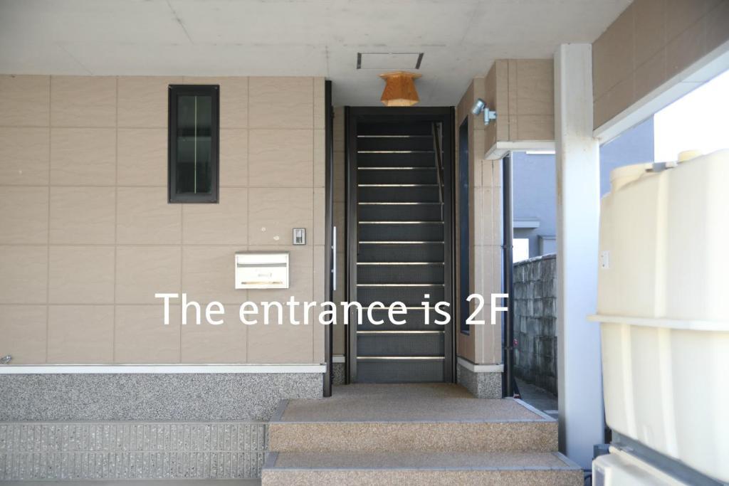 ENTRANCE IS 2F 入口は２階です。