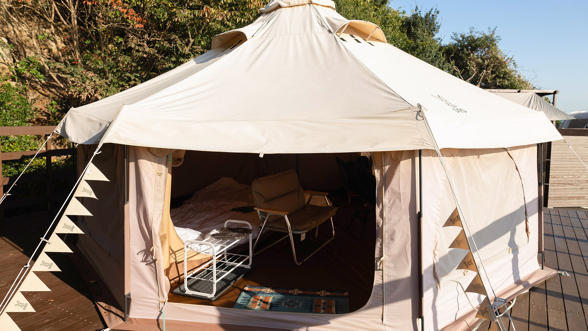 ・【Bサイト】豊かな緑に囲まれたテントです。新鮮な空気と風を感じてください