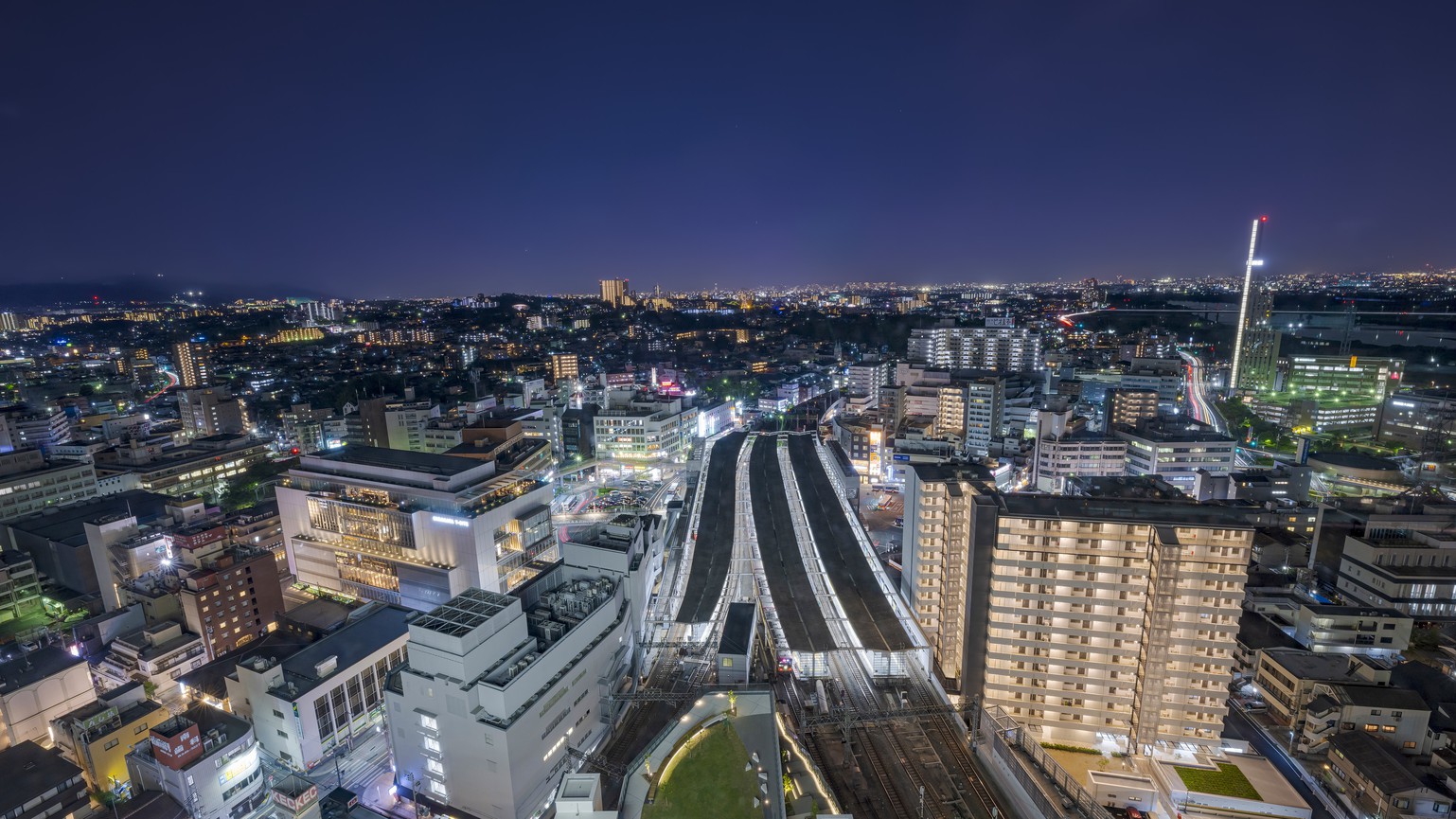 施設からの夜景遠くに梅田の高層ビル群のネオンがみえる