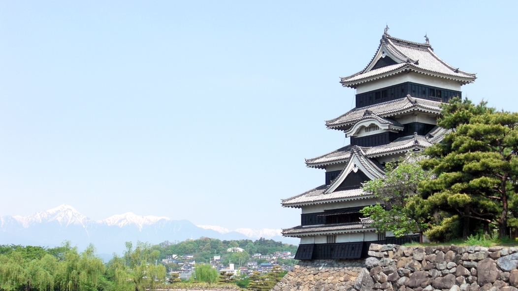 *国宝松本城江戸時代から天守閣が現存する日本のお城12城の1つです。歴史を感じに是非松本へ！