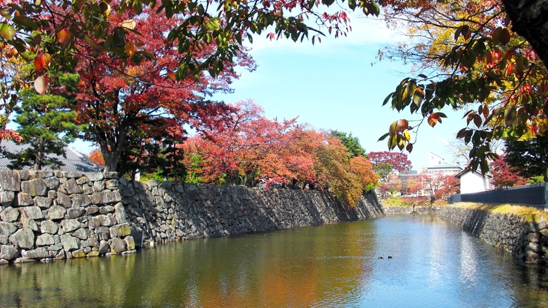 *松本城紅葉シーズンのお堀／四季の移ろいを楽しめる松本城はＳＮＳ映え抜群スポット！