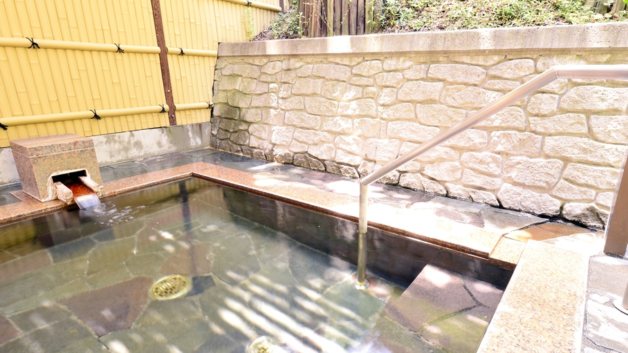 *露天風呂浅間温泉のお湯を開放的な空間でお楽しみいただけます。