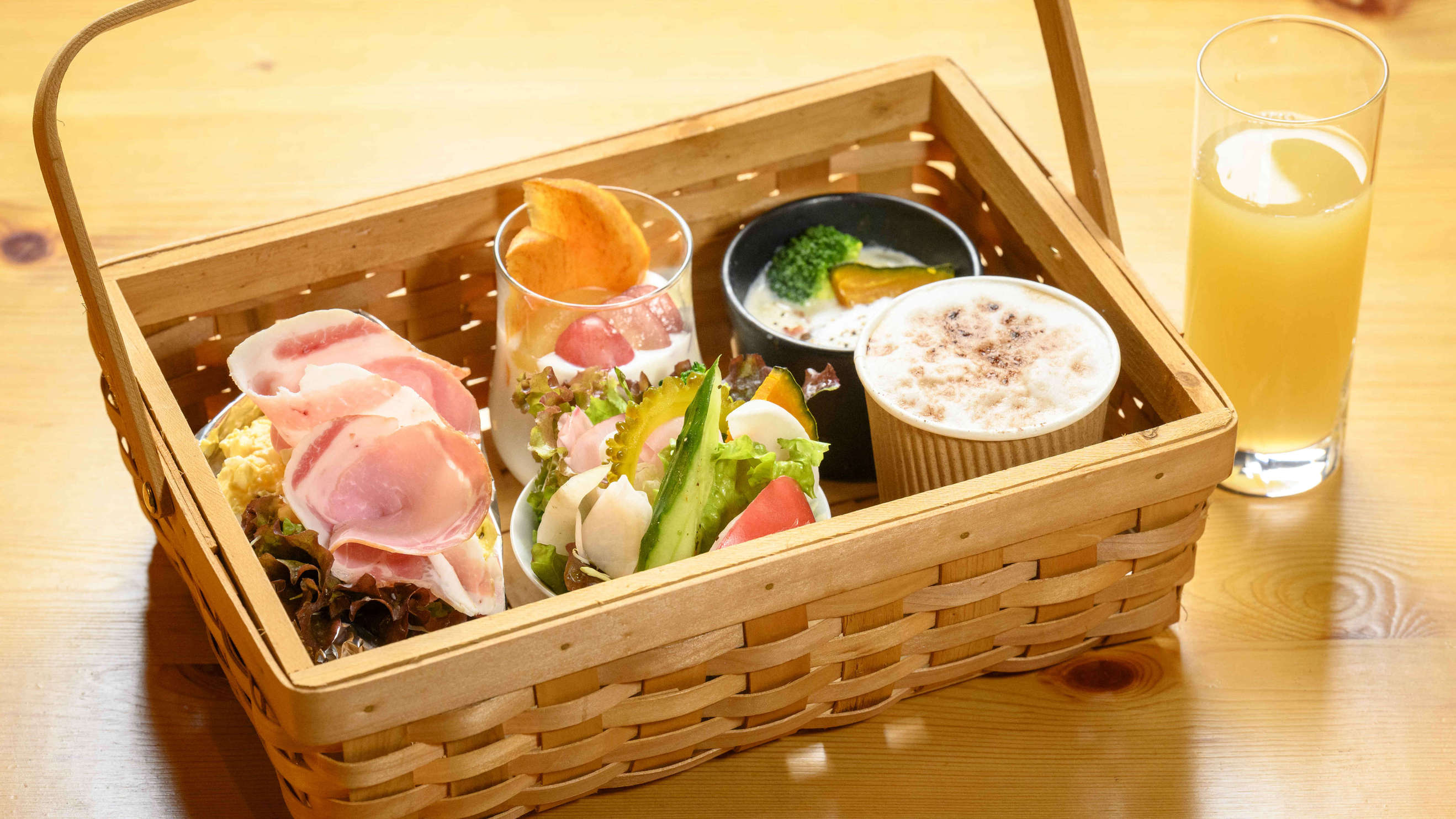 朝食は敷地内のカフェ珈茅（こち）にて（料金別途）