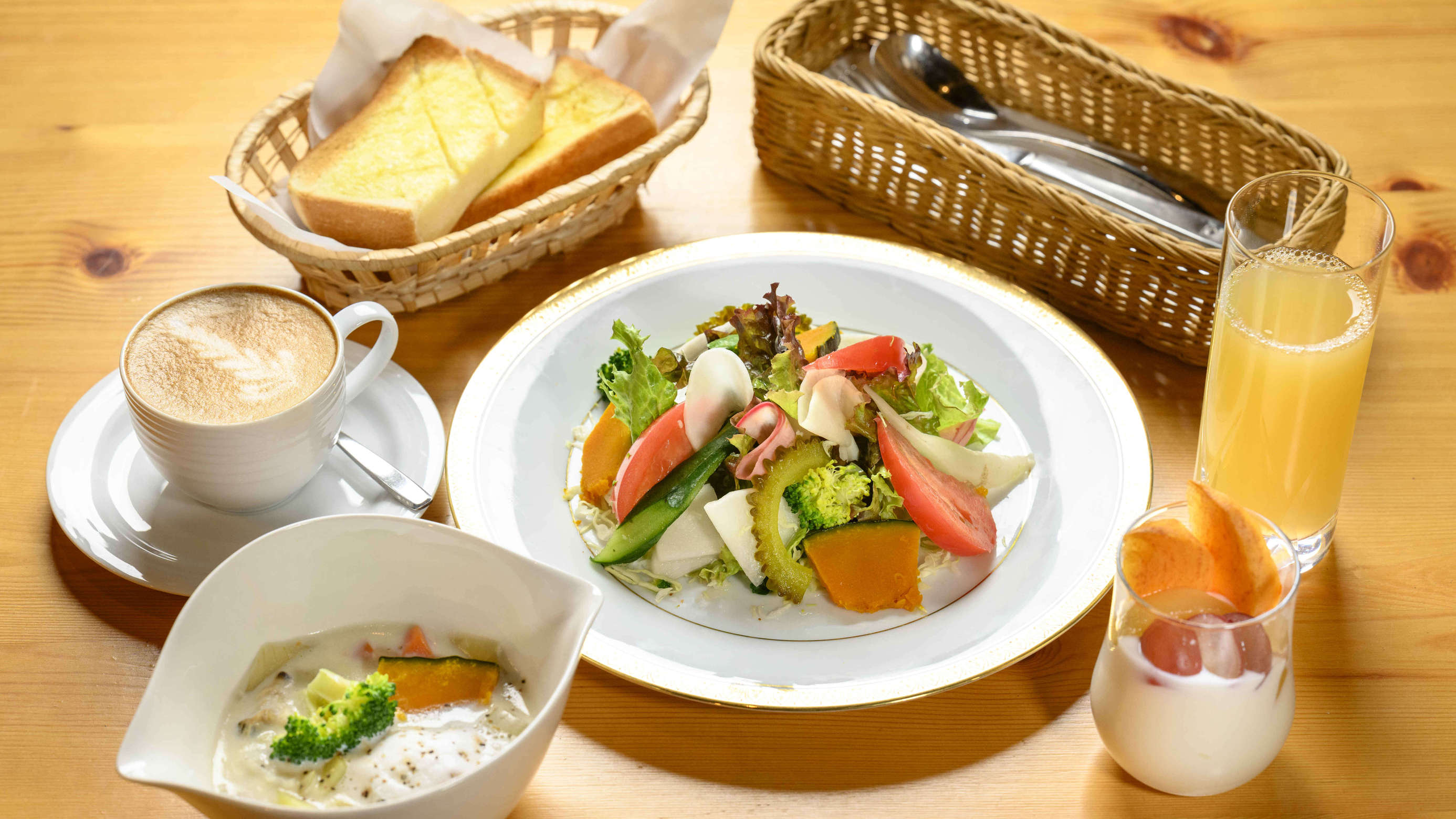 朝食は敷地内のカフェ珈茅（こち）にて（料金別途）