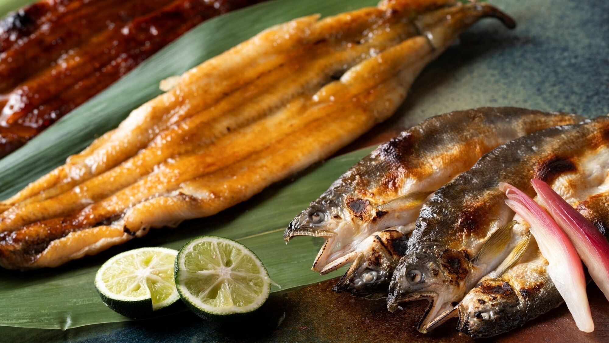 福い_夕食一例／焼物〜三方五湖の天然鰻もしくは愛知産鰻の源平焼、九頭竜川の鮎一夜干し、すだち