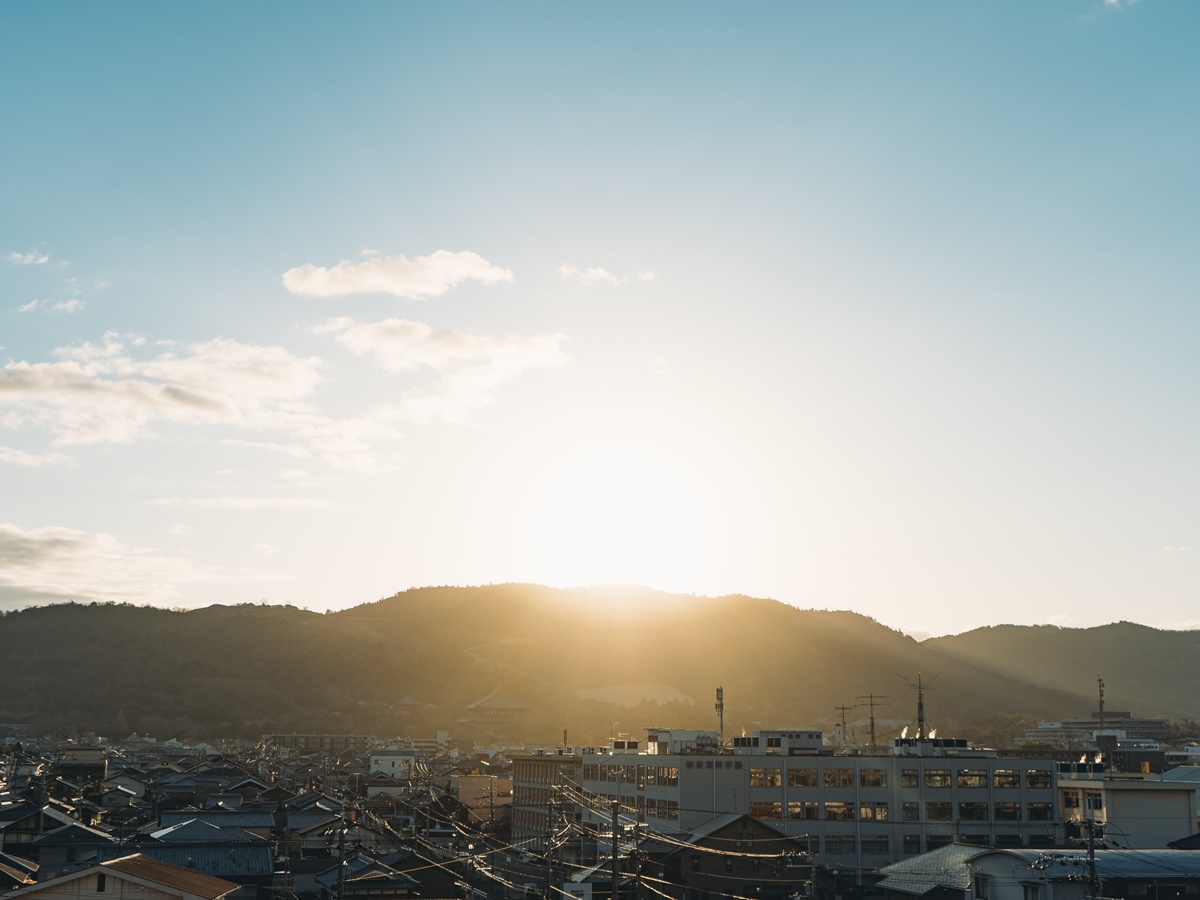 屋上からの美しい奈良の景色。若草山の向こうにのぼる素敵な朝日を独り占め。贅沢な時間をどうぞ♪