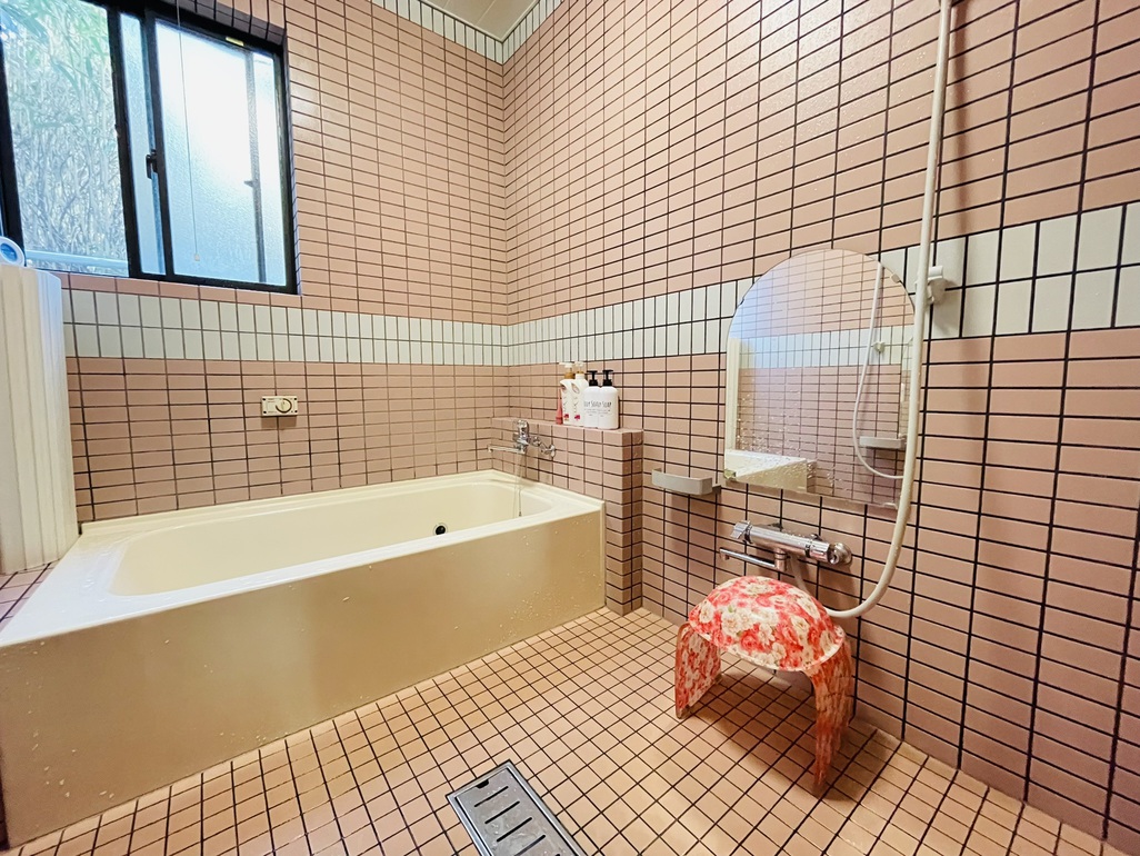 浴室（小）洗い場２か所シャンプー・コンディショナー・ボディーソープあり