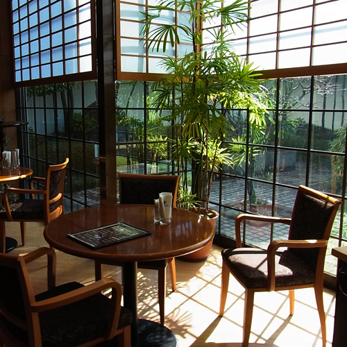 レストラン眩しい光が差し込む中、爽やかな寛ぎtimeをお過ごし頂けます。