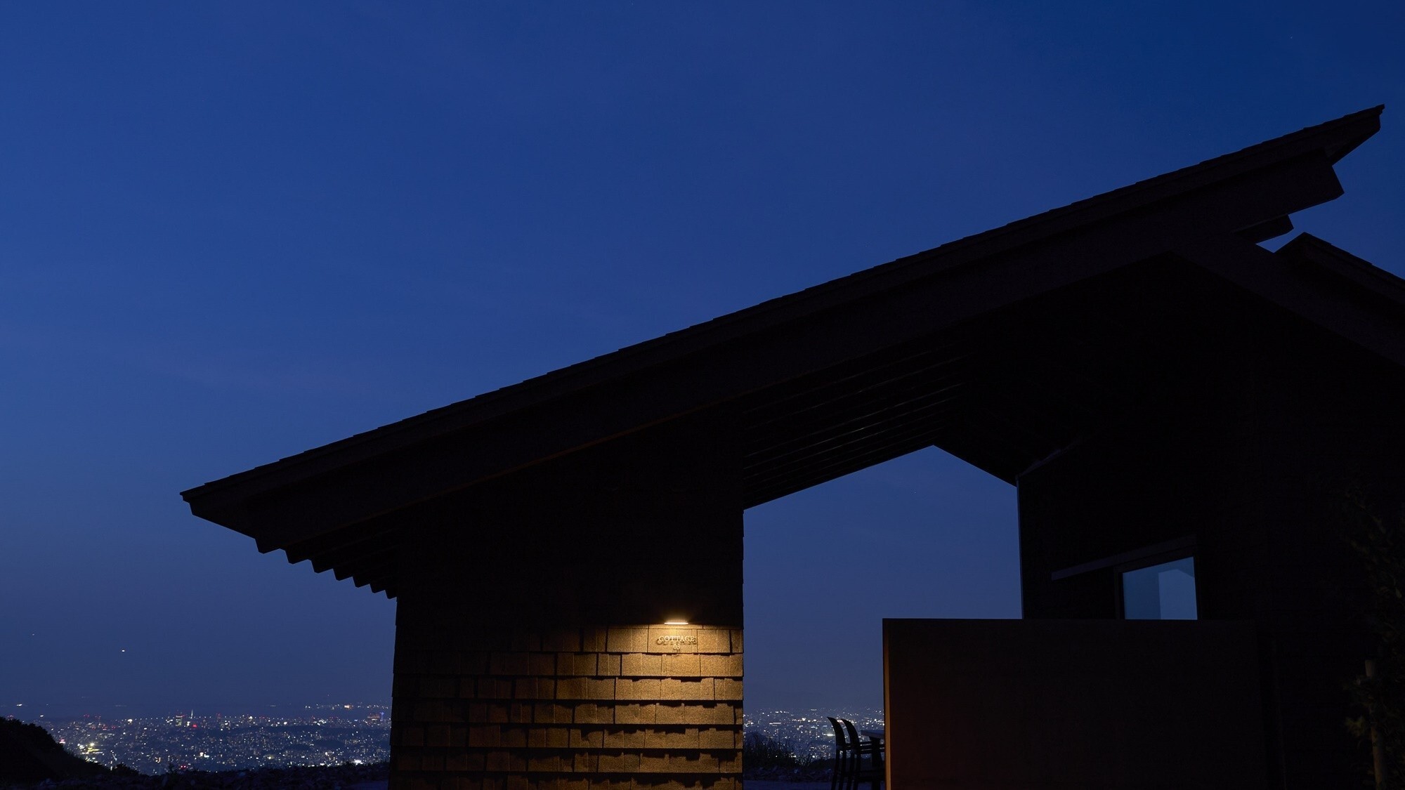 COTTAGE｜寝室の大きな窓ガラスから見える夜景を眺めながら眠りにつくことができます※イメージ