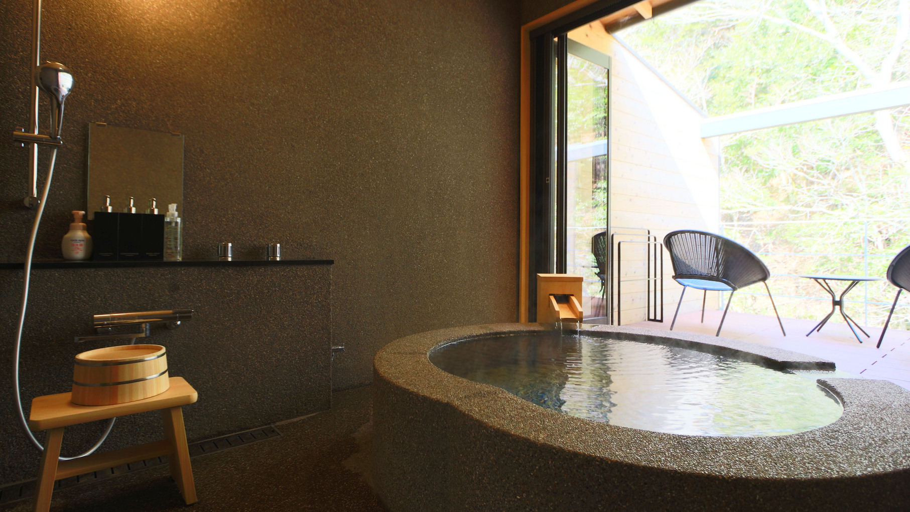 客室-あき-天然石モザイクタイルの半露天風呂