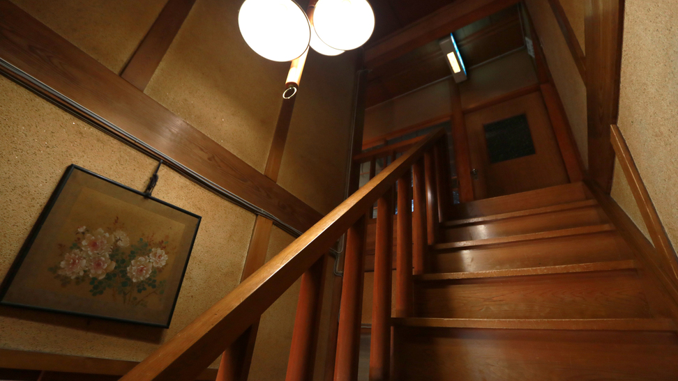 【客室への階段】客室は2階にございます、御足もとにお気付けくださいませ