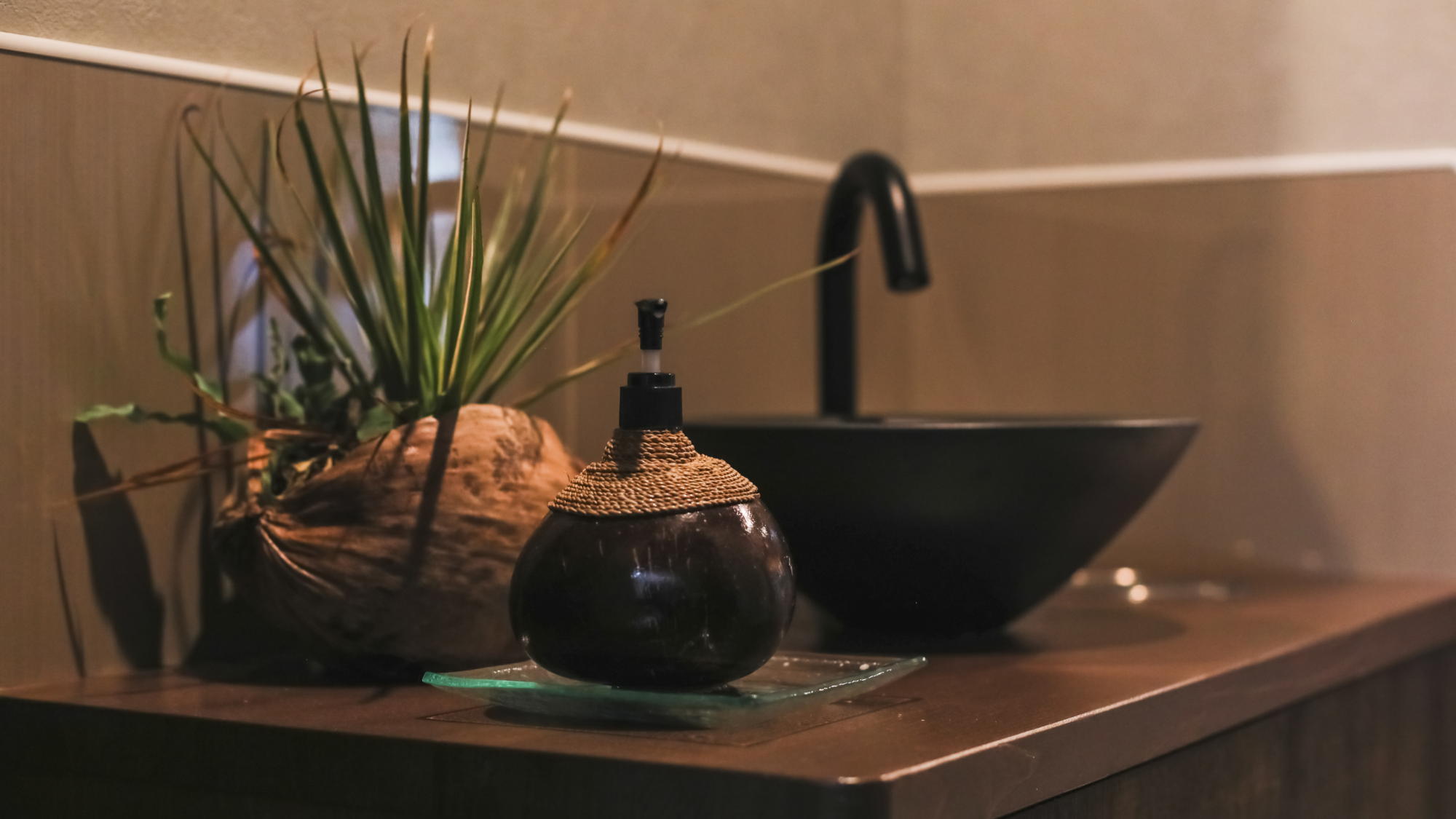 バリのインテリアに囲まれ、異国情緒あふれる空間。