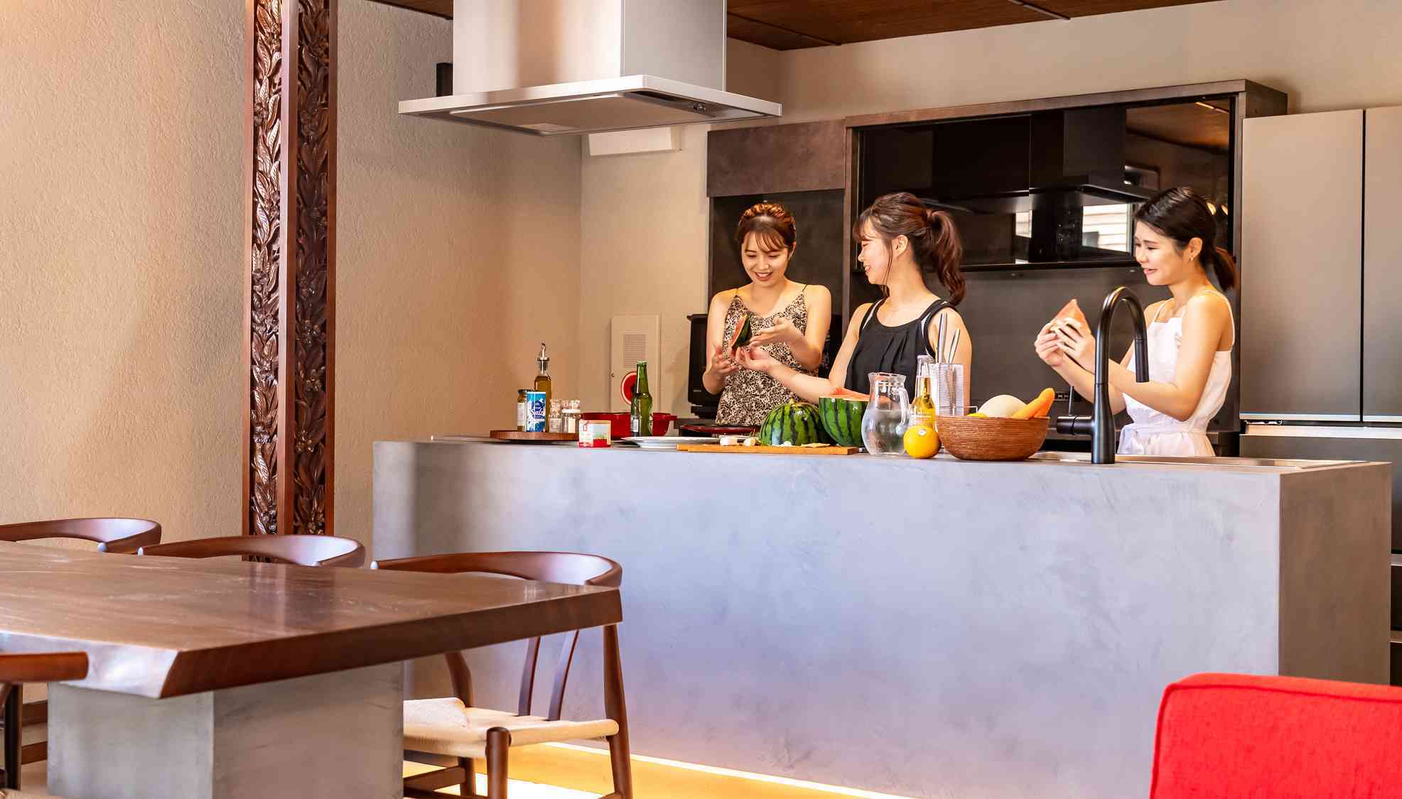 コンドミニアムスタイルの室内には生活に必要なものを完備しております。食材の持ち込みも可能です。