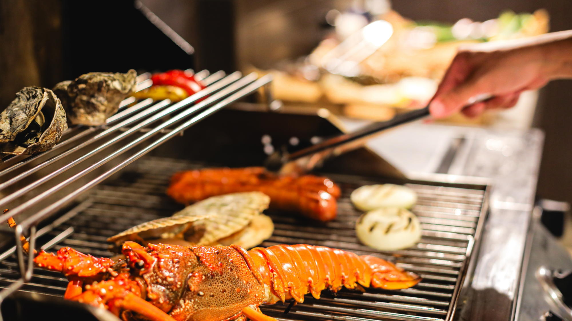 食材はご注文のほか、日中市場で購入した海産物などを持ち込むこともできます。
