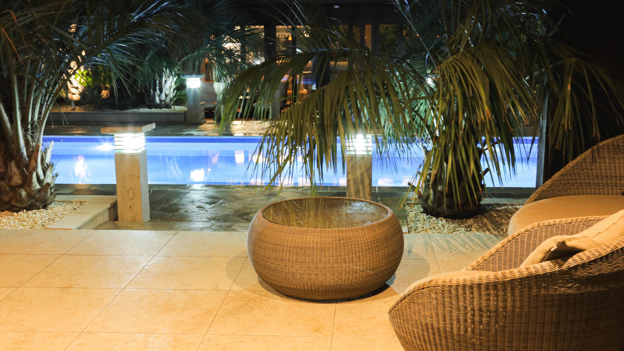 バリのインテリアに囲まれ、異国情緒あふれる空間。