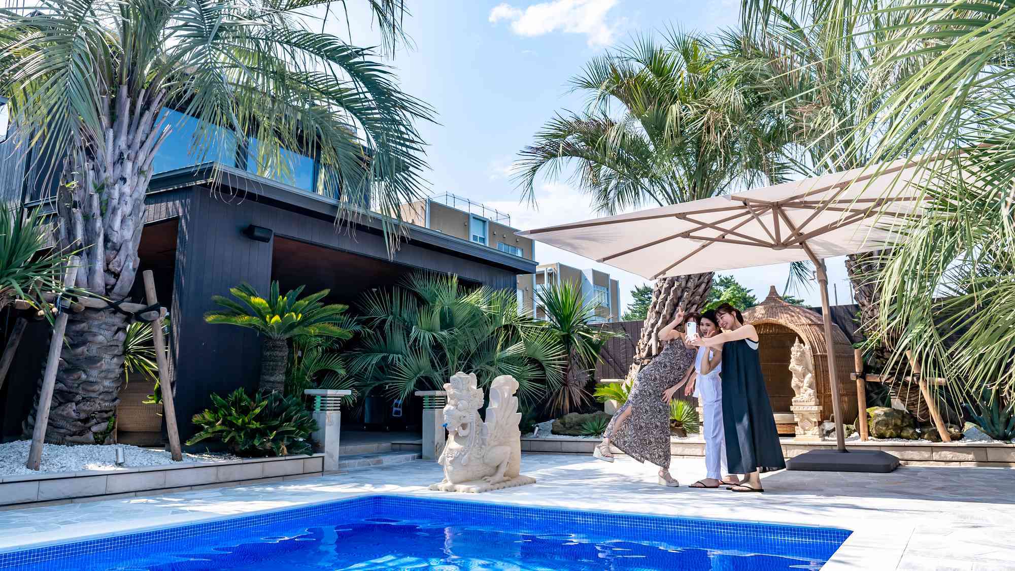 自由に出入りできるガーデンプールで記念写真を。スタッフによるフォトサービスも承ります。