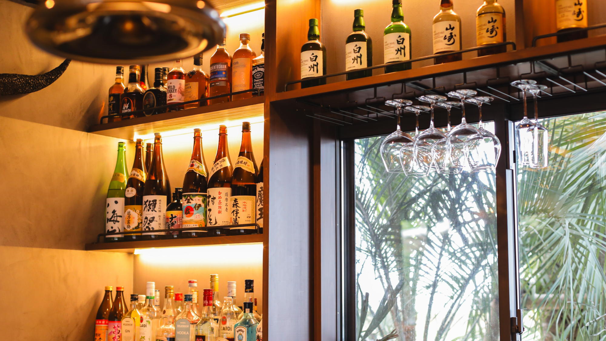 インドネシアビールをはじめ、オーナー厳選の ヴィンテージウィスキーもお楽しみいただけます。