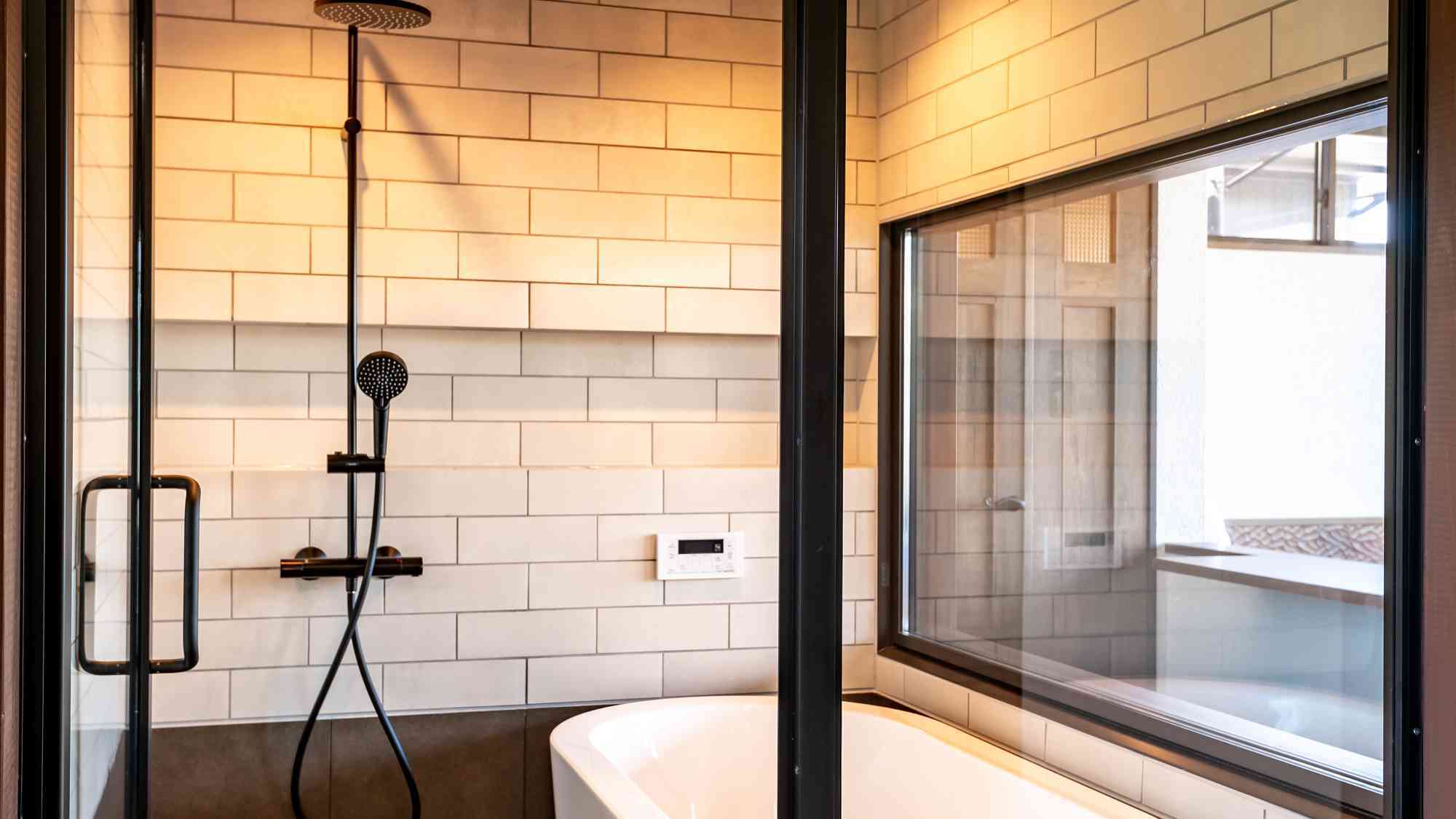 浴室からも海が見えるようガラス張りのデザインに。