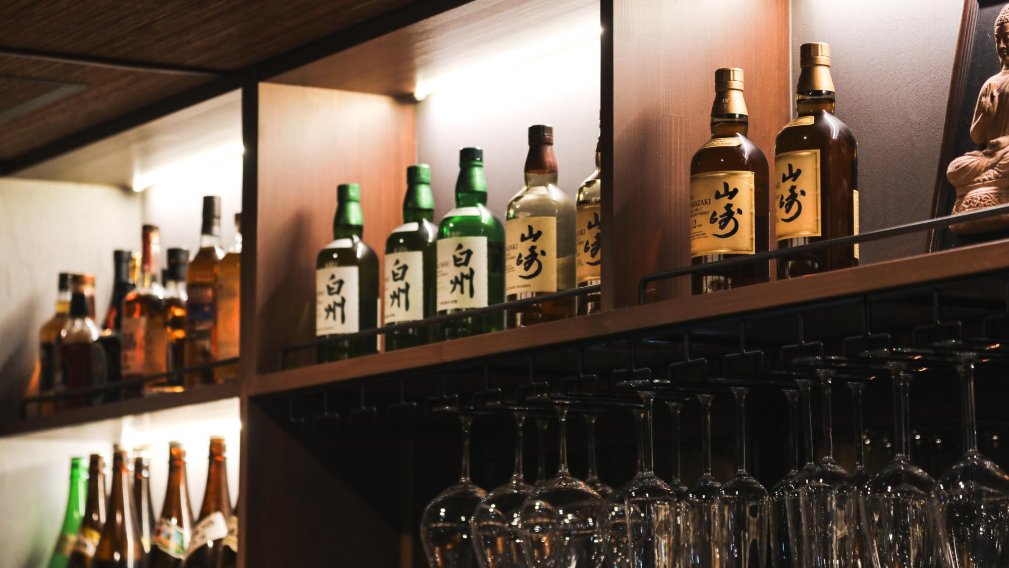 食事を終えたあとはラグジュアリーなバーラウンジでほっこり大人時間。