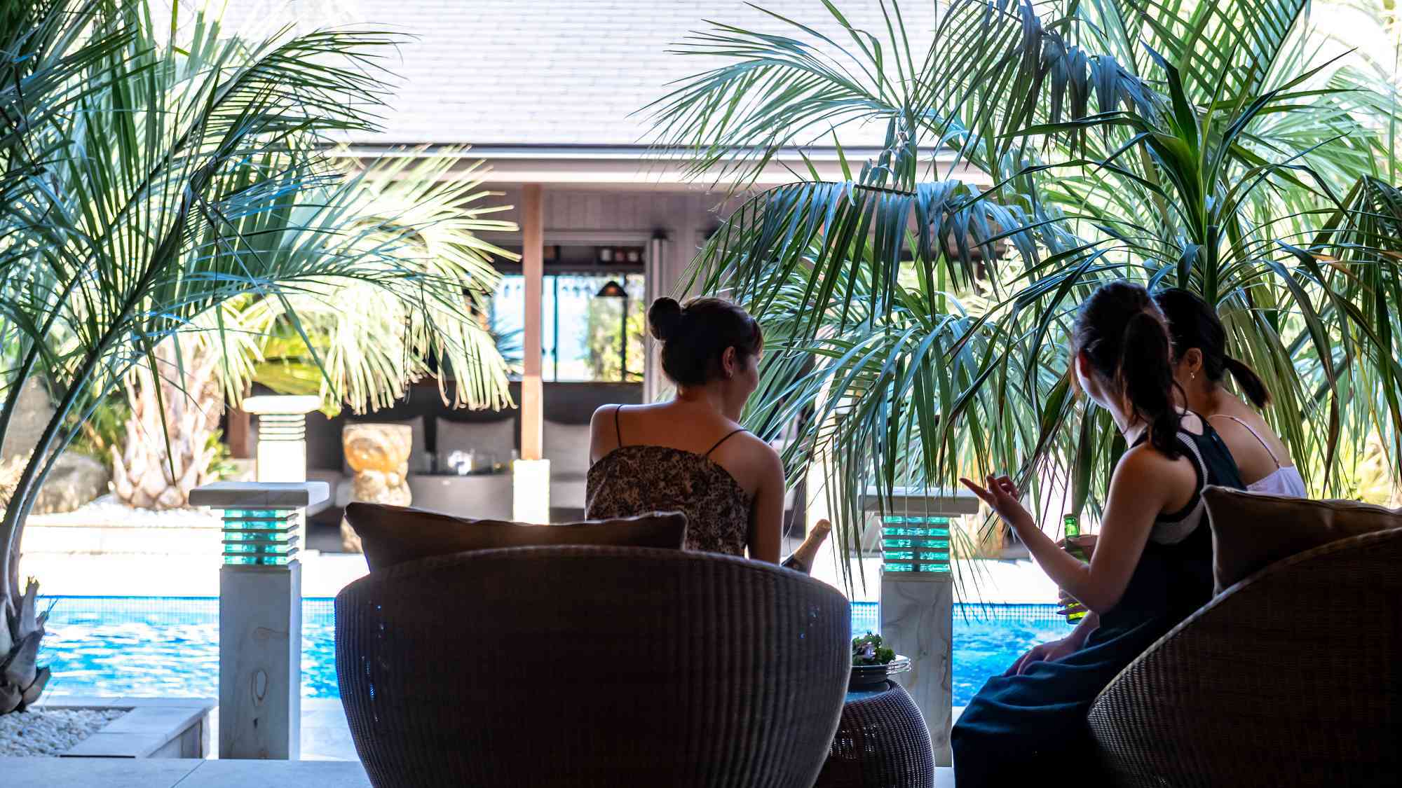 ヤシの木に囲まれたリゾート感溢れるガーデンプールを目の前に、ゆったりとした時間をお過ごしください。