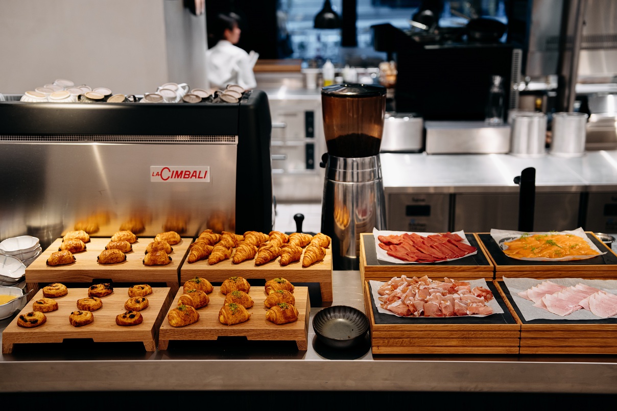 ミシュランの星に輝くシェフ、セルジオ・ハーマン率いる「ル・プリスティン カフェ 東京」で種類豊富な朝食ブッフェを堪能（朝食付き）