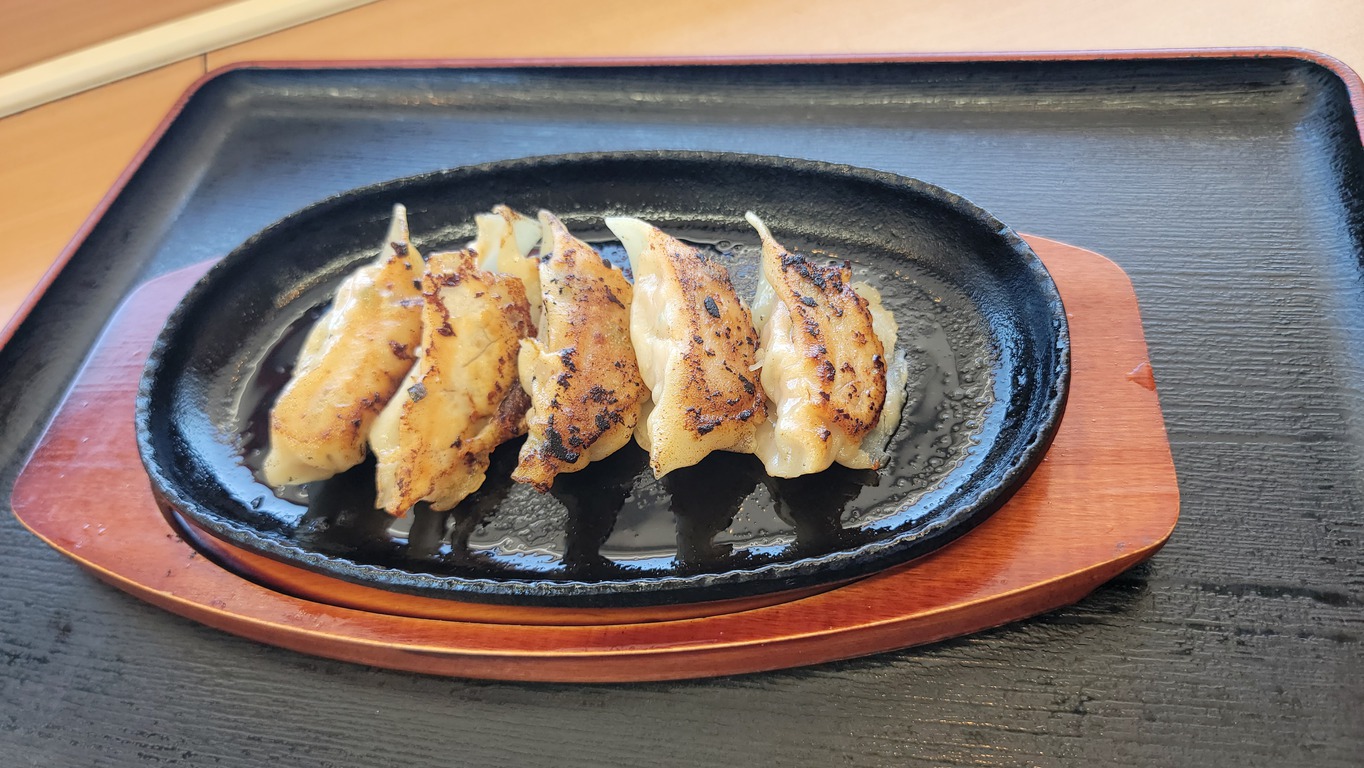 自慢の手作り餃子「がてん餃子」