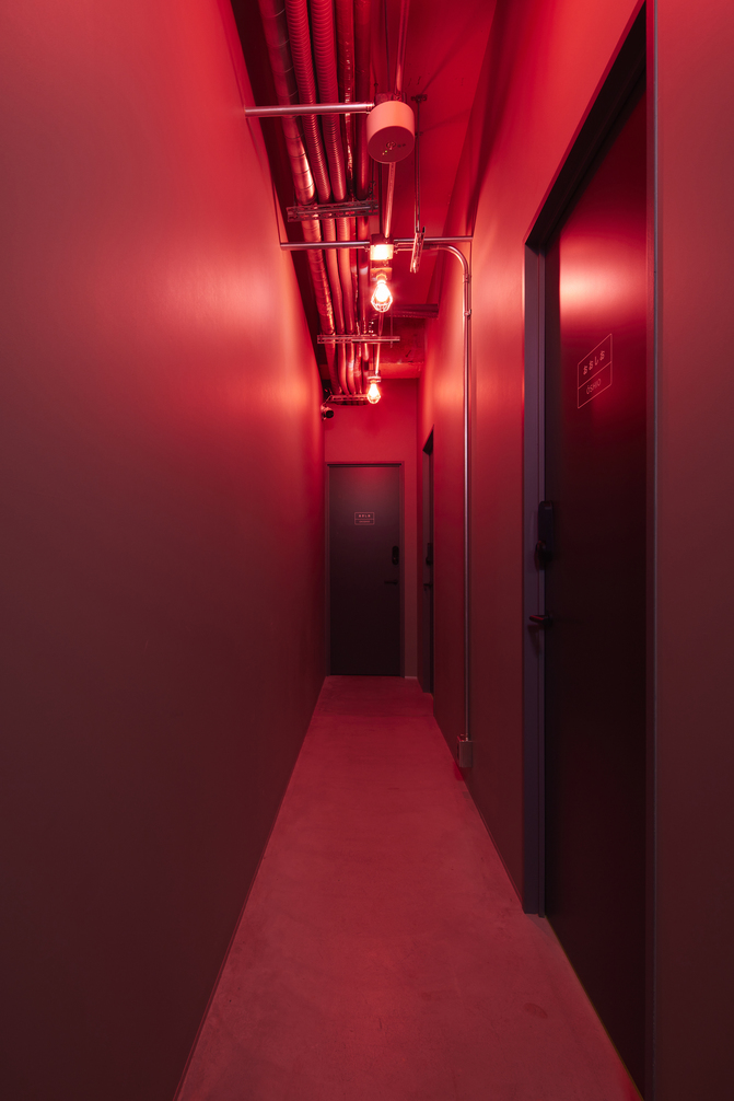 赤色灯の廊下