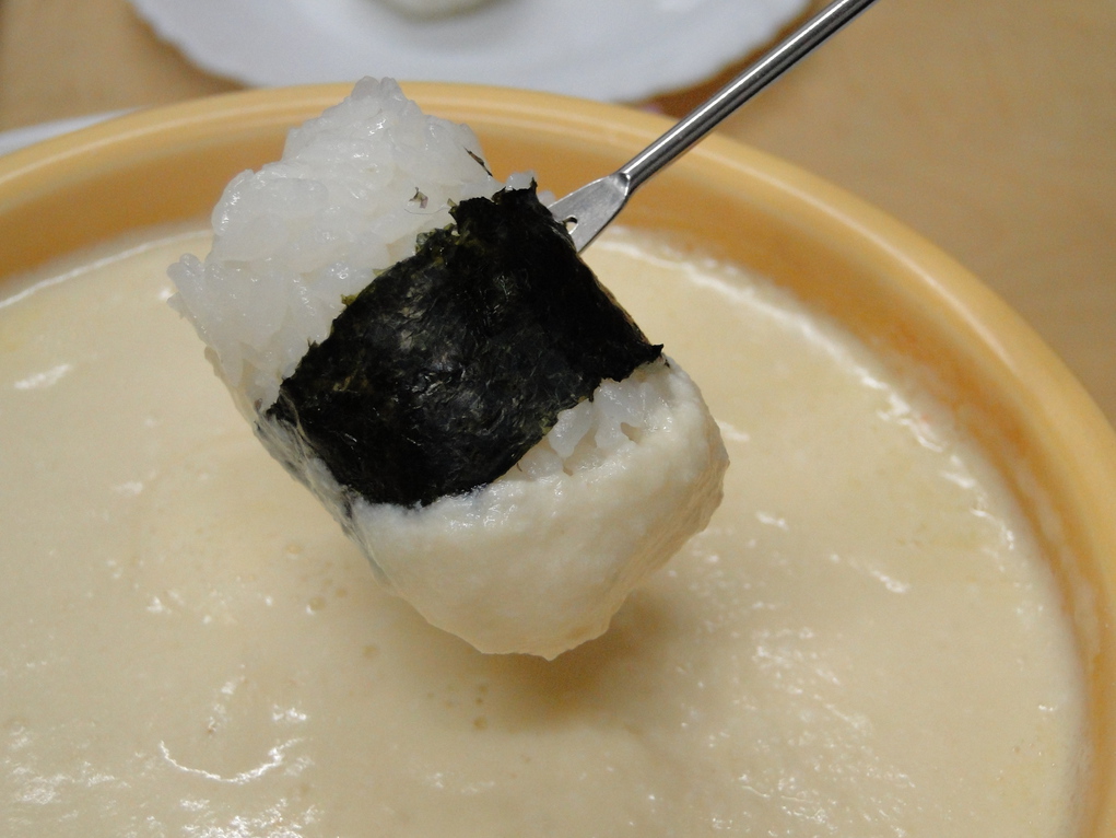 チーズフォンデュで美味しい木島平米のおにぎりを食べる