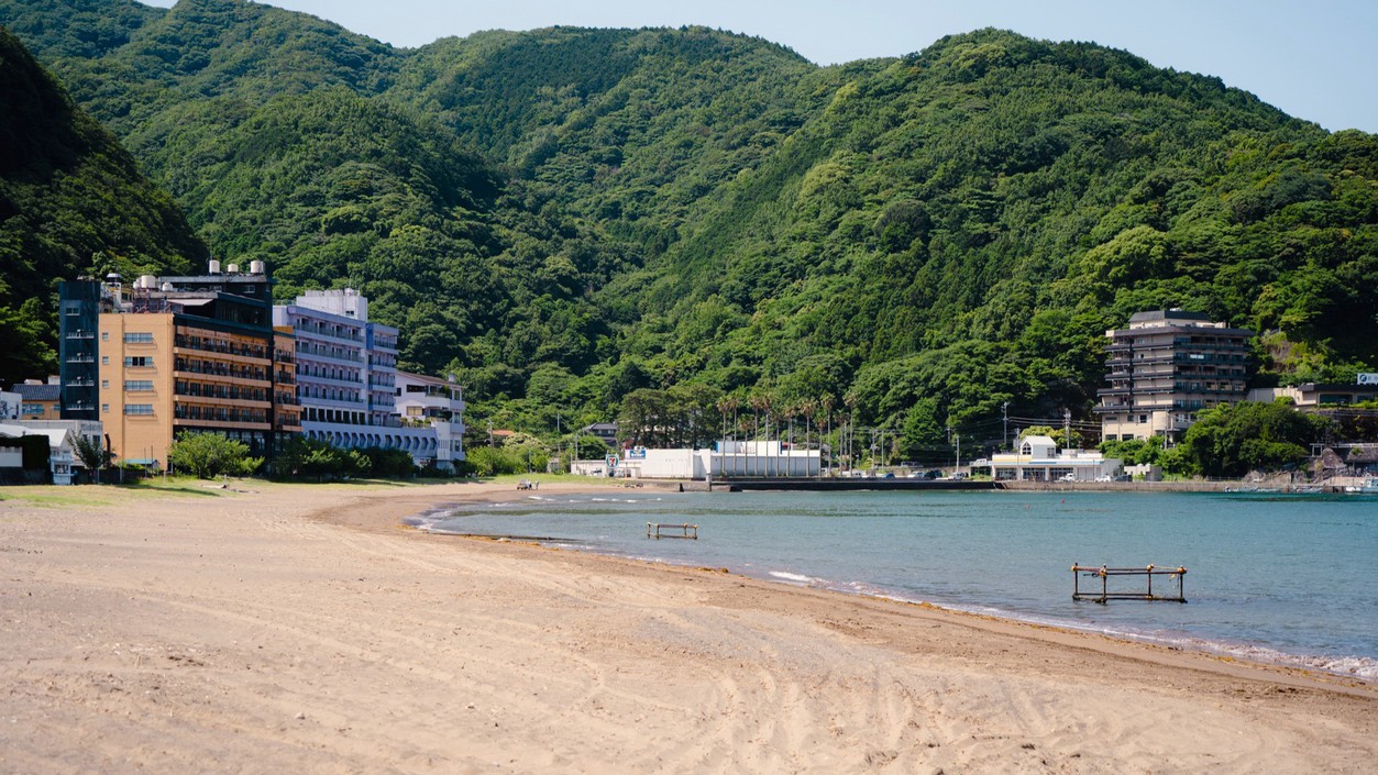 土肥海水浴場(当館から車で約5分)