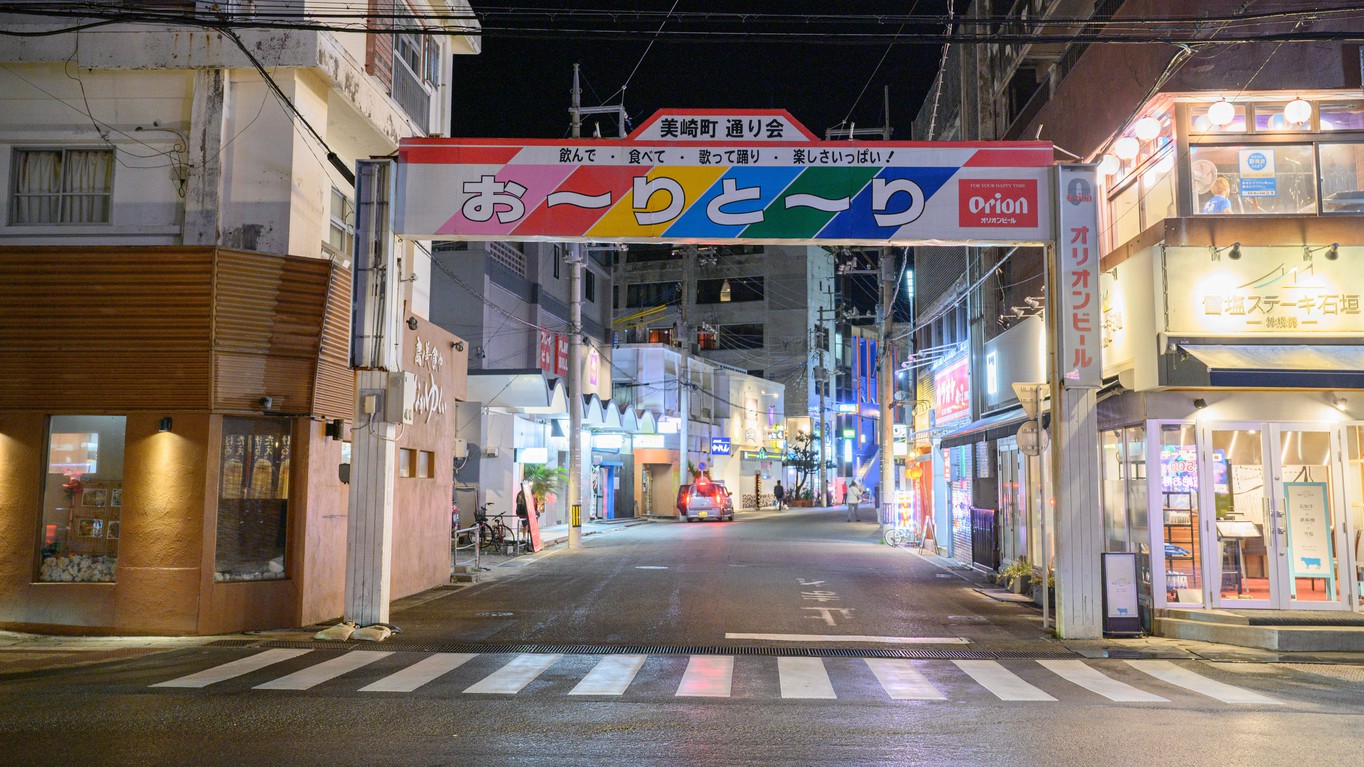 周辺／ホテルは飲食店が集まる繁華街「美崎センター通り」に面しています。